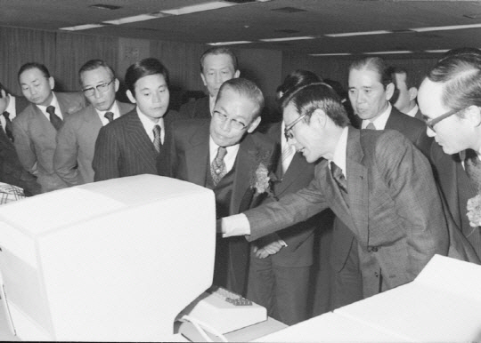 1976년 삼성그룹 전산실 개장식에서 설비를 둘러보는 이병철(왼쪽 네번째) 회장. 삼성전자 제공